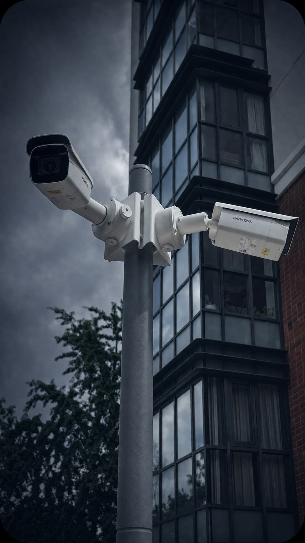 Camere Hikvision montate pe stâlp la un ansamblu rezidențial